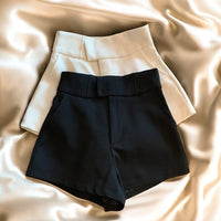 Short old money femme