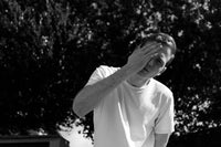 Comment personnaliser un t-shirt sans perdre son élégance : le secret des dress codes old money modernes