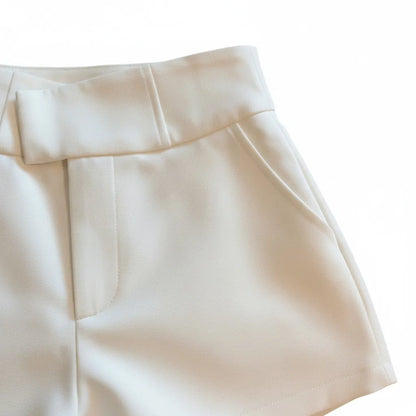 Short old money femme